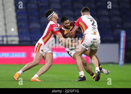 Ricky Leutele von Huddersfield Giants (Mitte) wird von Arthur Romano von Catalans Dragons (links) und Tom Davies während des Betfred Super League-Spiels im John Smith's Stadium, Huddersfield, angegangen. Bilddatum: Freitag, 1. April 2022. Stockfoto