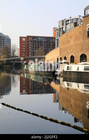 Blick vom Camley Nature Reserve entlang des Regents Canal, vorbei an Coal Drops Yard und in Richtung der neuen Gasolder Apartments im Norden Londons, Großbritannien Stockfoto