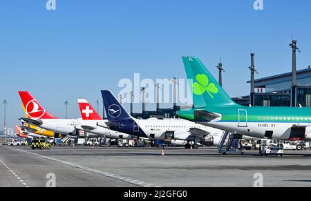 28. März 2022, Brandenburg, Schönefeld: Viele Flugzeuge stehen am Terminal 1 des Flughafens Berlin-Brandenburg (BER) der Hauptstadt. Foto: Patrick Pleul/dpa-Zentralbild/ZB Stockfoto