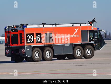 28. März 2022, Brandenburg, Schönefeld: Ein Feuerwehrauto der Flughafenfeuerwehr auf dem Gelände des Hauptstadtflughafens Berlin-Brandenburg (BER). Foto: Patrick Pleul/dpa-Zentralbild/ZB Stockfoto