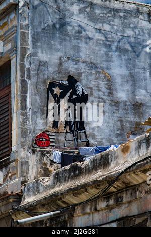 Interessantes Wandbild Wandbild Wandbild auf dem Balkon eines Hauses in Havanna, Kuba mit einer kubanischen Flagge in schwarz-weiß gezeichnet. Stockfoto