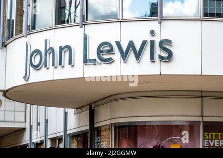 Kingston upon Thames London, Großbritannien, April 01 2022, John Lewis Department Store Signage Logo With No People Stockfoto