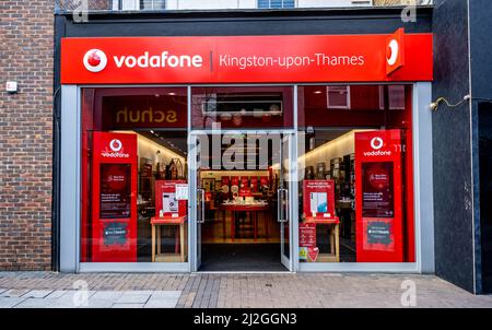 Kingston upon Thames London, Großbritannien, April 01 2022, High Street Branch of Vodafone Mobile Phone Retail Store With No People Stockfoto