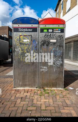 Kingston upon Thames London, Großbritannien, 01 2022. April, zwei öffentliche Telefon- oder Telefonzellen mit Painted Graffiti Artwork und No People Stockfoto