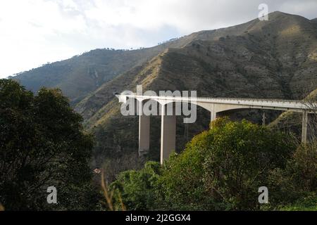 Blick auf den Nervi Viadukt bei Genua, Italien. Stockfoto