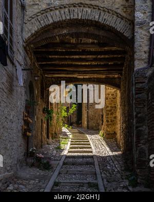 Eine Nahaufnahme einer alten Gasse in Narni, Umbrien, Italien Stockfoto