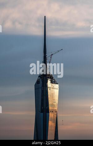 Der im Bau befindliche Merdeka 118 Tower ist während des Sonnenuntergangs in Kuala Lumpur am 1. April 2022 abgebildet. - Pic von Seth Akmal. Stockfoto