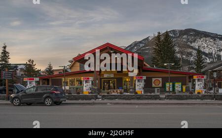 Banff, Alberta, Kanada – 30. März 2022: Außenansicht der „Shell“-Tankstelle in der Innenstadt der Stadt Stockfoto