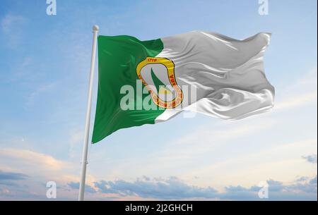 Flagge von Cuiaba , Brasilien bei bewölktem Himmel Hintergrund bei Sonnenuntergang, Panoramablick. Brasilianisches Reise- und Patriot-Konzept. Platz zum Kopieren für breites Banner. 3D Abb. Stockfoto