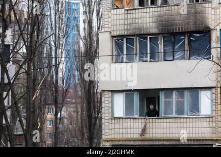 Kiew, Ukraine. 31. März 2022. Wohngebäude durch herabfallende Trümmer nach dem russischen Raketenangriff auf Kiew beschädigt. Russische Streitkräfte setzen ihre umfassende Invasion in der Ukraine fort, indem sie zivile Gebäude in Kiew mit Raketenangriffen beschädigen. Kredit: SOPA Images Limited/Alamy Live Nachrichten Stockfoto