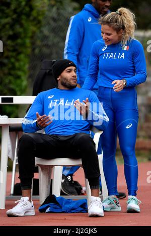 Rom, Italien. 01. April 2022. Der italienische Leichtathletik-Sprinter Lamont Marcell Jacobs Jr. und Anna Bongiorni am 1.. April 2022 auf dem Trainingsgelände von Paolo Rosi in Rom. Jacobs ist der Olympiasieger über 100 Meter im Jahr 2020, der Hallenweltmeister über 2022 60 Meter und Mitglied des mit einer Goldmedaille ausgezeichneten Staffelteams über 4 x 100 Meter bei den Olympischen Spielen 2020. Foto Andrea Staccioli/Insidefoto Kredit: Insidefoto srl/Alamy Live News Stockfoto