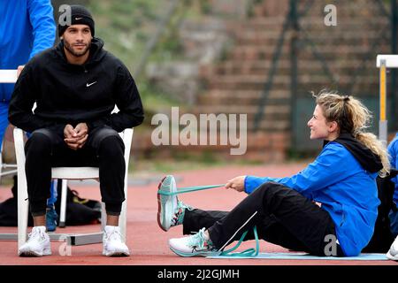 Rom, Italien. 01. April 2022. Der italienische Leichtathletik-Sprinter Lamont Marcell Jacobs Jr. und Anna Bongiorni während eines Trainings der Sprinter der italienischen Leichtathletik-Nationalmannschaft auf dem Paolo Rosi Trainingsgelände in Rom am 1.. April 2022. Jacobs ist der Olympiasieger über 100 Meter im Jahr 2020, der Hallenweltmeister über 2022 60 Meter und Mitglied des mit einer Goldmedaille ausgezeichneten Staffelteams über 4 x 100 Meter bei den Olympischen Spielen 2020. Foto Andrea Staccioli/Insidefoto Kredit: Insidefoto srl/Alamy Live News Stockfoto