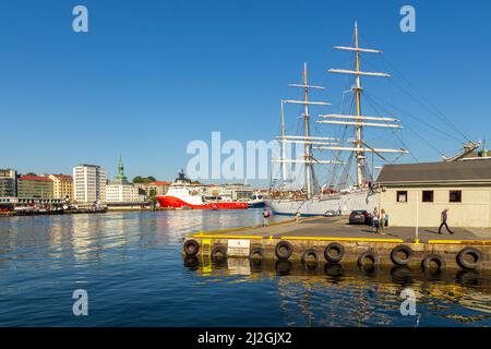 Bergen, Norwegen - 29. Mai 2018: Yachten und Boote, die in der Marina in Bergen vertäut sind. Bergen Bay. Stockfoto