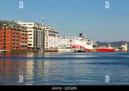 Bergen, Norwegen - 29. Mai 2018: Yachten und Boote, die in der Marina in Bergen vertäut sind. Bergen Bay. Stockfoto