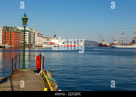 Bergen, Norwegen - 29. Mai 2018: Yachten und Boote, die in der Marina in Bergen vertäut sind. Bergen Bay. Stockfoto