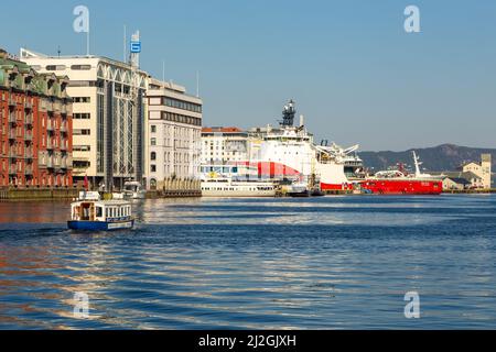 Bergen, Norwegen - 29. Mai 2018: Yachten und Boote, die in der Marina in Bergen vertäut sind. Bergen Bay. Stockfoto