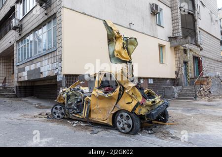 Kiew, Ukraine. 31. März 2022. Zerbrochener und verstümmelter Pkw in der Nähe eines Wohngebäudes, das nach dem russischen Raketenangriff auf Kiew durch herabfallende Trümmer beschädigt wurde. Russische Streitkräfte setzen ihre umfassende Invasion in der Ukraine fort, indem sie zivile Gebäude in Kiew mit Raketenangriffen beschädigen. (Foto von Mykhaylo Palinchak/SOPA Images/Sipa USA) Quelle: SIPA USA/Alamy Live News Stockfoto