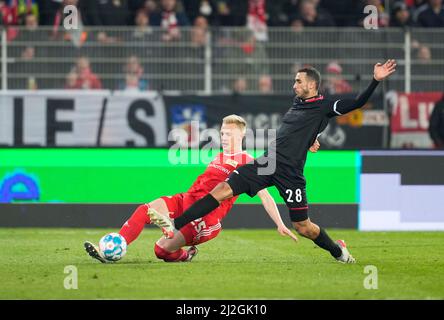 1. April 2022: Ellyes Skhiri vom FC Köln kämpft mit Timo Baumgartl von der Union Berlin während des FC Union Berlin gegen den FC Köln, an der Alten FÃ¶rsterei, Berlin, Deutschland. Kim Price/CSM. Stockfoto