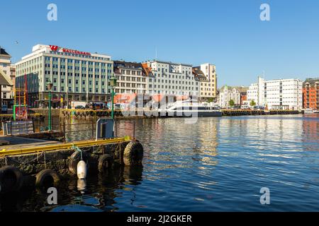 Bergen, Norwegen - 29. Mai 2018: Yachten und Boote, die in der Marina in Bergen vertäut sind. Bergen Bay. Stockfoto