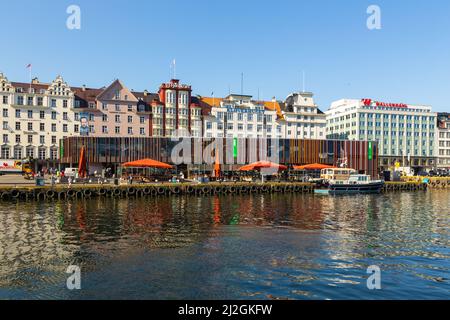 Bergen, Norwegen - 29. Mai 2018: Yachten und Boote, die in der Marina in Bergen vertäut sind. Bergen Bay. Stockfoto