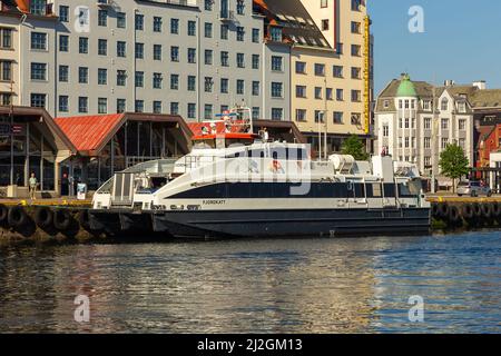 Bergen, Norwegen - 29. Mai 2018: Yachten und Boote, die in der Marina in Bergen vertäut sind. Bergen Bay. Stockfoto