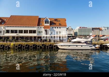 Bergen, Norwegen - 29. Mai 2018: Yachten und Boote, die in der Marina in Bergen vertäut sind. Bergen Bay. Stockfoto