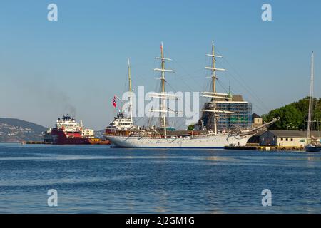 Bergen, Norwegen - 29. Mai 2018: Yachten und Boote, die in der Marina in Bergen vertäut sind. Bergen Bay. Stockfoto