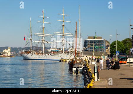 Bergen, Norwegen - 29. Mai 2018: Yachten und Boote, die in der Marina in Bergen vertäut sind. Bergen Bay. Stockfoto