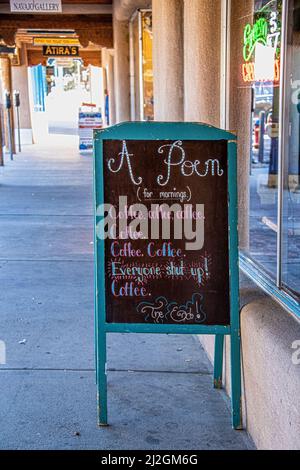 2018 09 23 Taos New Mexico USA - Schild auf dem Bürgersteig vor dem Coffee Shop in der Innenstadt von Taos mit Gedicht - Kaffee - jeder schließt den Mund Stockfoto