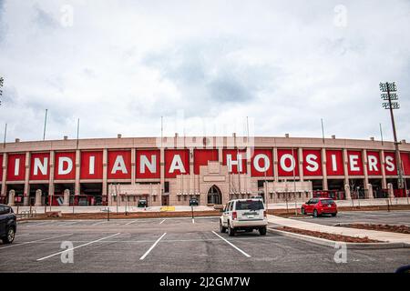 2021-03-26-Bloomington Indiana USA - Seitenansicht des Hoosier Indiana Fußballstadions und der Ticketbüros mit Parkplatz im Vordergrund und ein paar geparkten Stockfoto