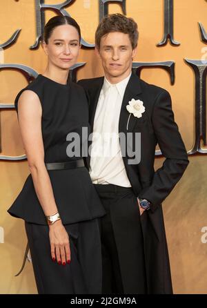 Katherine Waterston und Eddie Redmayne kommen am März in der Royal Festival Hall bei der Weltpremiere „Fantastic Beasts: The Secret of Dumbledore“ an Stockfoto