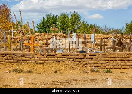 Indianischer Friedhof in Taos Pueblo in New Mexico mit Holzkreuzen - selektiver Fokus. Stockfoto