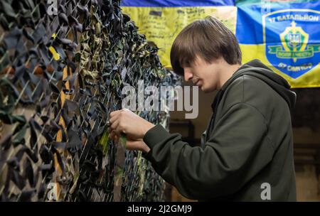 Kiew, Ukraine. 01. April 2022. Ukrainische Freiwillige weben Tarnnetze für die ukrainische Armee im Schutz der öffentlichen Bibliothek, inmitten der russischen Invasion in die Ukraine. Russland marschierte am 24. Februar 2022 in die Ukraine ein und löste damit den größten militärischen Angriff in Europa seit dem Zweiten Weltkrieg aus (Foto von Mykhaylo Palinchak/SOPA Images/Sipa USA) Quelle: SIPA USA/Alamy Live News Stockfoto