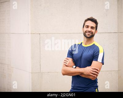 Ich liebe es, an mir selbst zu arbeiten. Porträt eines sportlichen Mannes mittleren Alters, der mit gekreuzten Armen steht. Stockfoto