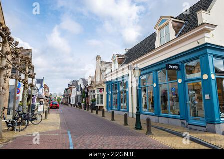 Einkaufsstraße mit alten Geschäften im Dorf Nieuwerkerk aan den IJssel, zwischen Rotterdam und Gouda, Niederlande. Stockfoto