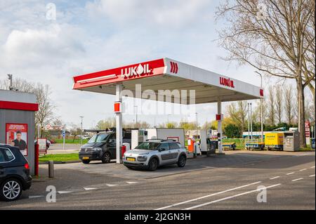 Lukoil Tankstelle und Lager Stockfoto