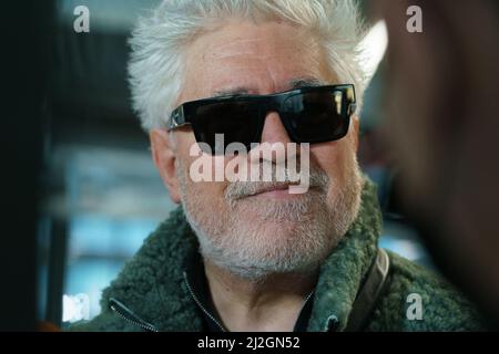 Madrid, Spanien. 01. April 2022. Pedro Almodóvar nimmt an der Palomo Spain Show auf der Madrid Fashion Week Teil, die im Loom Space in Madrid stattfindet. (Foto: Atilano Garcia/SOPA Images/Sipa USA) Quelle: SIPA USA/Alamy Live News Stockfoto