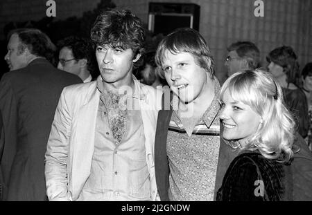 Musiker Robbie Robertson von der Band mit Schauspieler Gary Busey bei der Premiere des Films Kramer vs., Kramer in Hollywood, 1979 Stockfoto