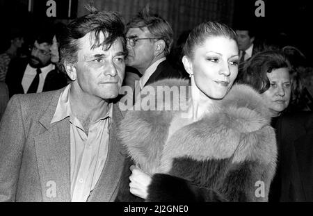 Peter Falk und seine Frau Shera Danese attedten die Premiere des Films Kramer vs. Kramer in Hollywood, 1979 Stockfoto