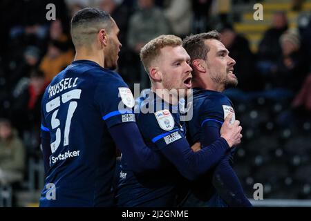 Hull, Großbritannien. 01. April 2022. Harry Toffolo #3 von Huddersfield Town feiert sein Tor mit Lewis O'Brien und macht den Score 0-1 spät in der zweiten Halbzeit in Hull, Großbritannien am 4/1/2022. (Foto von James Heaton/News Images/Sipa USA) Quelle: SIPA USA/Alamy Live News Stockfoto