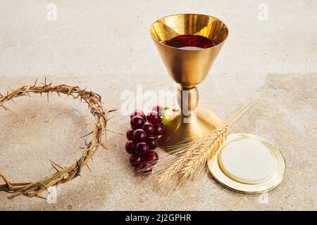 Osterkommunion Stillleben mit Kelch aus Wein und Brot Stockfoto