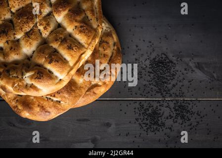 Ramadan Pita. Traditionelles Ramadan-Essen, bekannt als Pide. Ramadan Konzept und Hintergrund. Platz und Draufsicht kopieren. Stockfoto