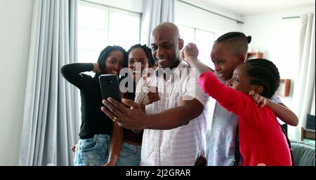 Afrikanische Familie spricht Ferngespräche über Smartphone-Kamera Stockfoto