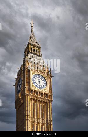 Sturmwolken über Big Ben, Elizabeth Tower und den Houses of Parliament - Konzept der britischen Regierung Probleme und Probleme, Parlament London Großbritannien Stockfoto