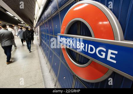 U-Bahnstation London Bridge, Inneneinrichtung, Leute auf dem Bahnsteig und das U-Bahnschild, U-Bahnstation London Bridge, TFL, London UK Stockfoto