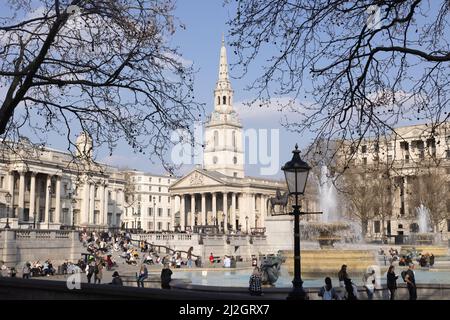 Trafalgar Square London - Blick auf London Trafalgar Square an einem sonnigen Tag im Frühjahr, St. Martin in the Fields Kirche im Hintergrund, London UK Stockfoto
