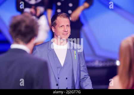 Köln, Deutschland. 01. April 2022. Oliver Pocher, Moderator, steht in der RTL-Tanzshow „Let's Dance“ im Coloneum. Quelle: Rolf Vennenbernd/dpa/Alamy Live News Stockfoto