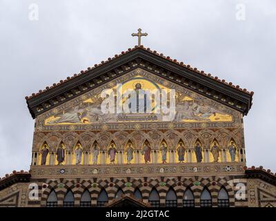 Goldenes Mosaik des Tympanus der Amalfi-Kathedrale Stockfoto