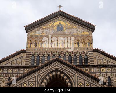 Fassade der Amalfi-Kathedrale und Tympanon Stockfoto