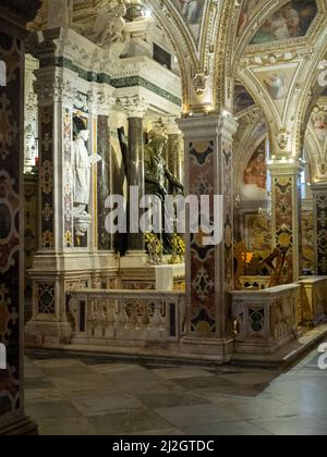 Bronzestatue des Heiligen Andreas in der Krypta des Duomo di Amalfi Stockfoto